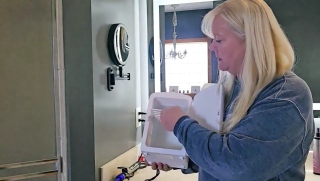 Iceblue Skincare Fridge, 4L/6 Can Retro Mini Fridge for Bedroom, 110V AC/ 12V DC Refrigerator Cooler & Warmer for Car, Office & Dorm, Cosmetics Fridge for Gifts - Pink - Image 8