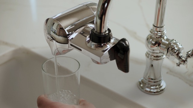PUR PLUS Vertical Faucet Mount Water Filtration System, Lead-Reducing Filter, Great-Tasting Water, Easy Install, Lasts 100 Gallons, Compatible with Sinks with External Aerators, Grey - Image 8